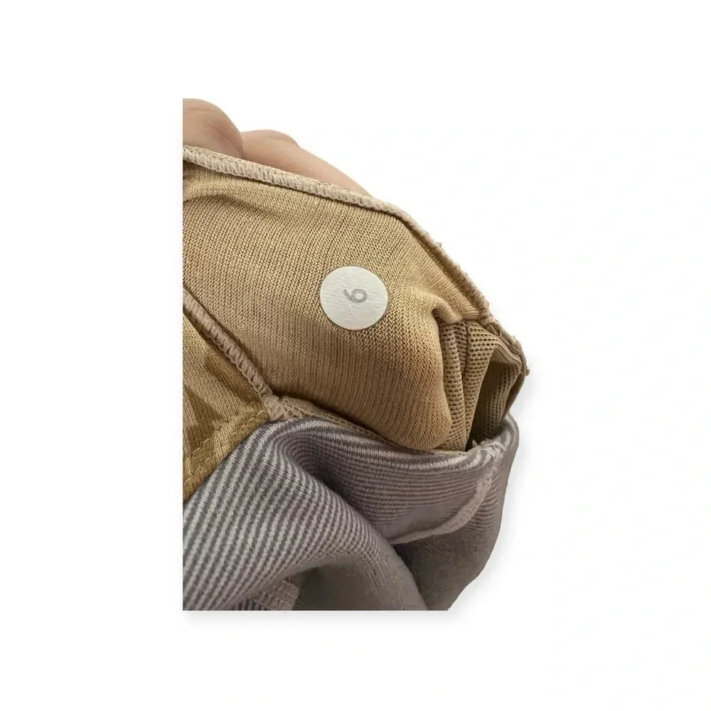 1828. LULULEMON GRAY AND WHITE WEE STRIPE BEACHY FLORAL PRINT SIZE 6 ALTHLETIC‎